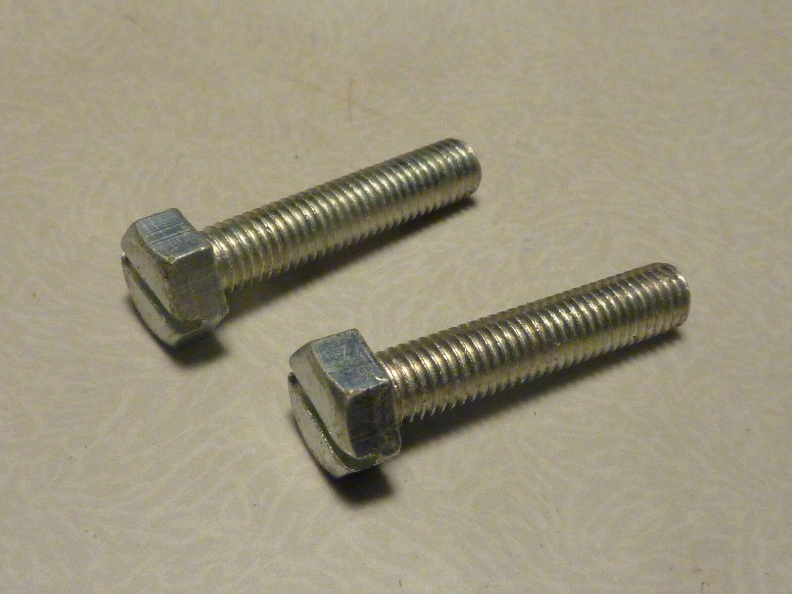 NOS 2 vis  demi collier simplex 2292 prestige et critérium vintage