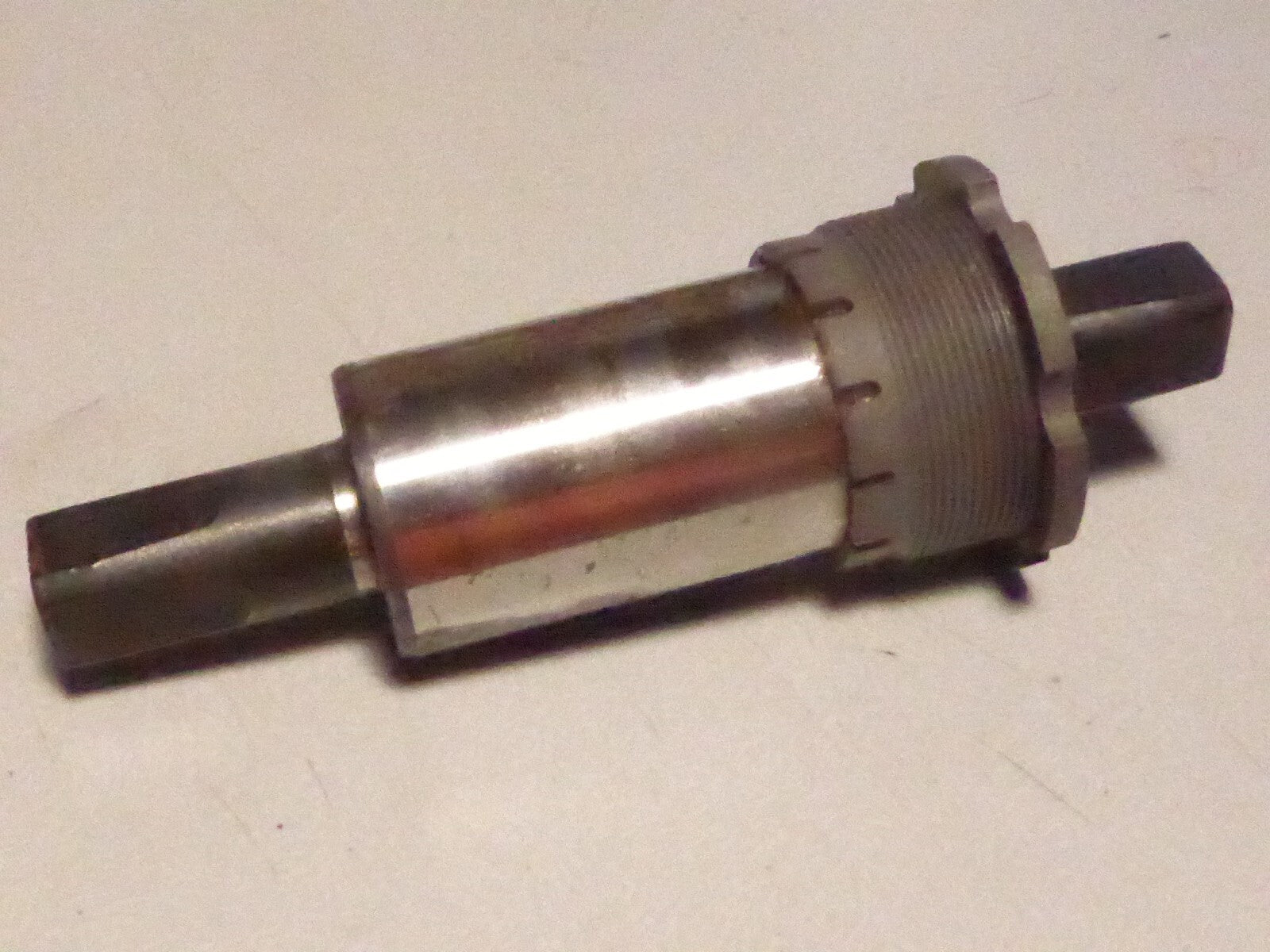 shimano  Axe BB-UN10 pédalier 122 mm boitier pédalier vintage ancien stock