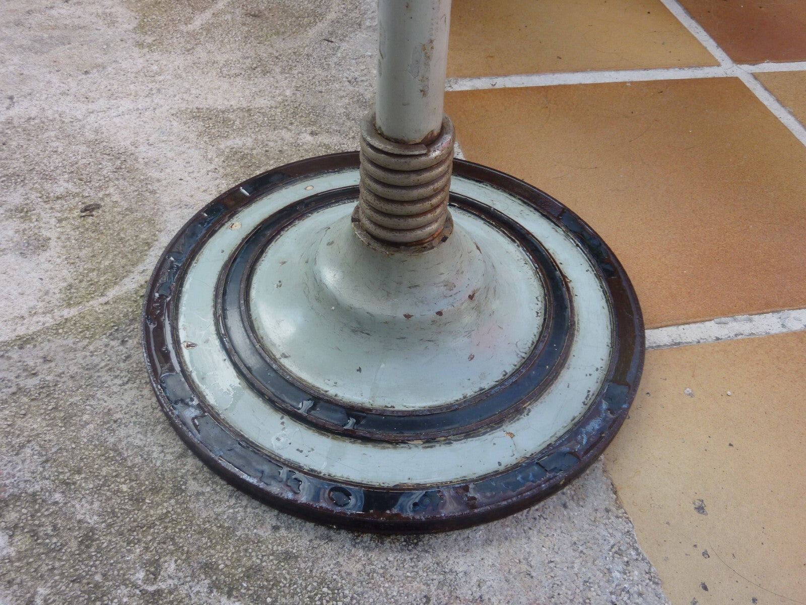 ancien tabouret médical industriel, siège sur ressort vintage style tracteur