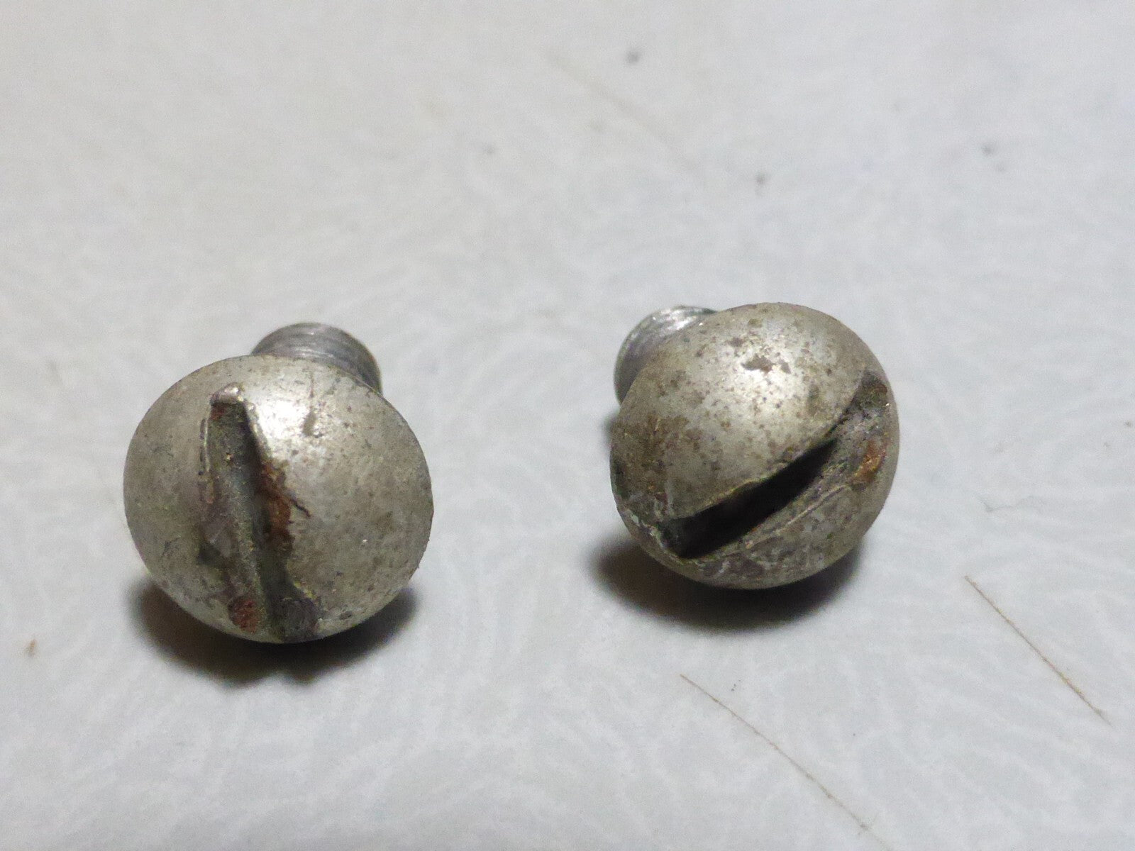 2 mini vis tète ronde bombé  bolt screw acier  boulon vintage