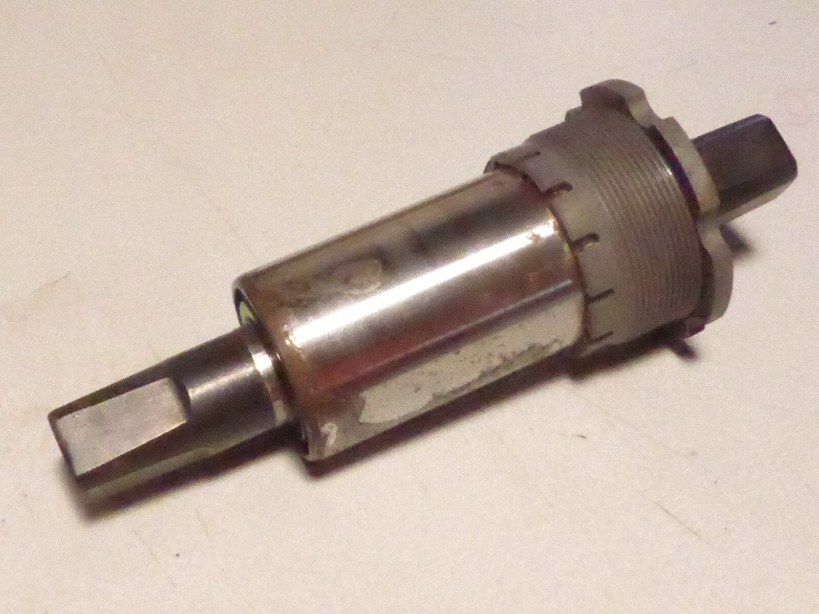 shimano  Axe BB-UN10 pédalier 122 mm boitier pédalier vintage ancien stock