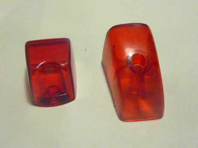 2 Ancien CABOCHON FEU ARRIERE origine inconnue  petit cibié ? arrière