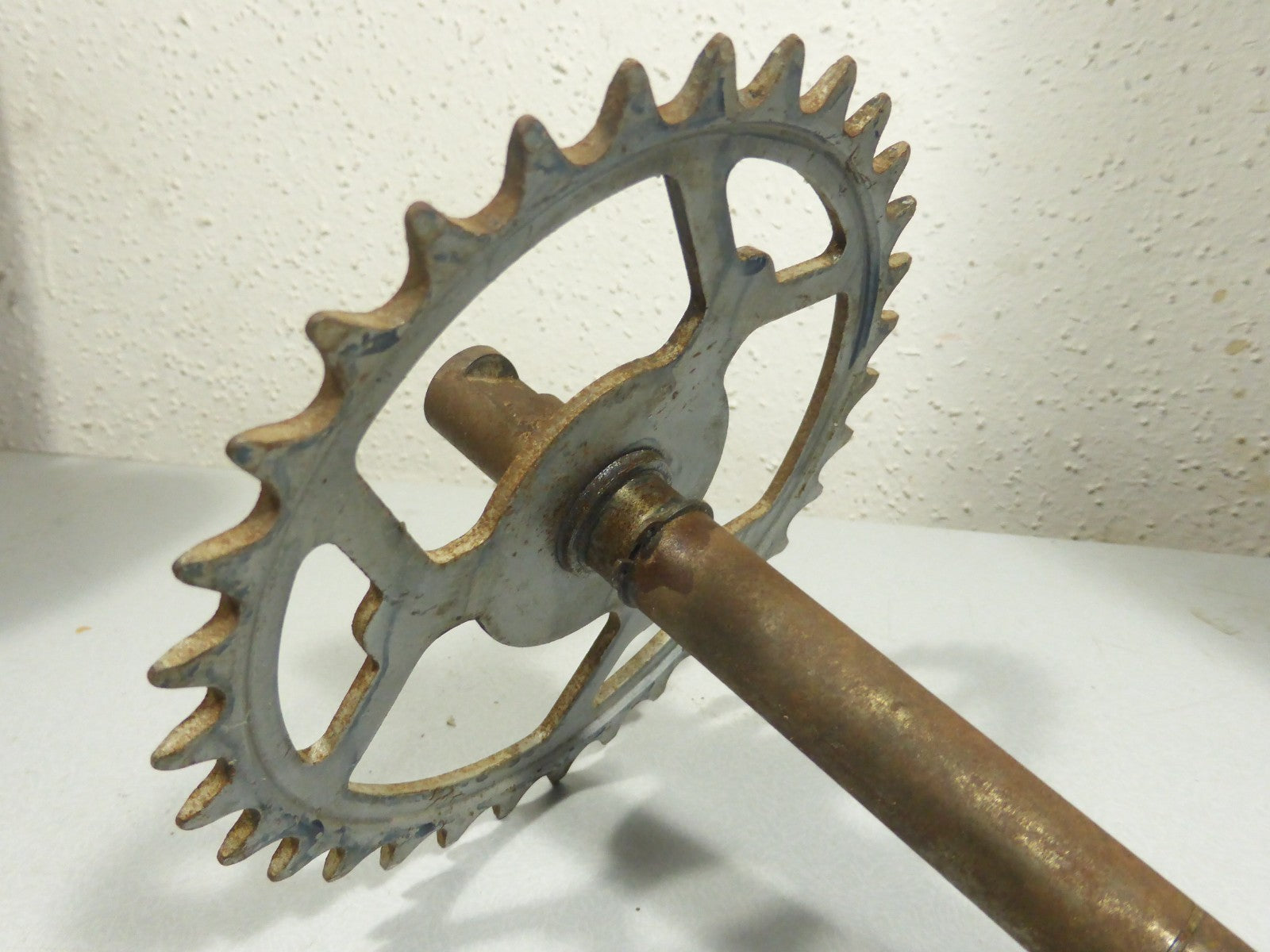 NOS Axe pédalier 32 dents 185 mm Motobécane neuf ancien stock Ø 16 mm mobylette