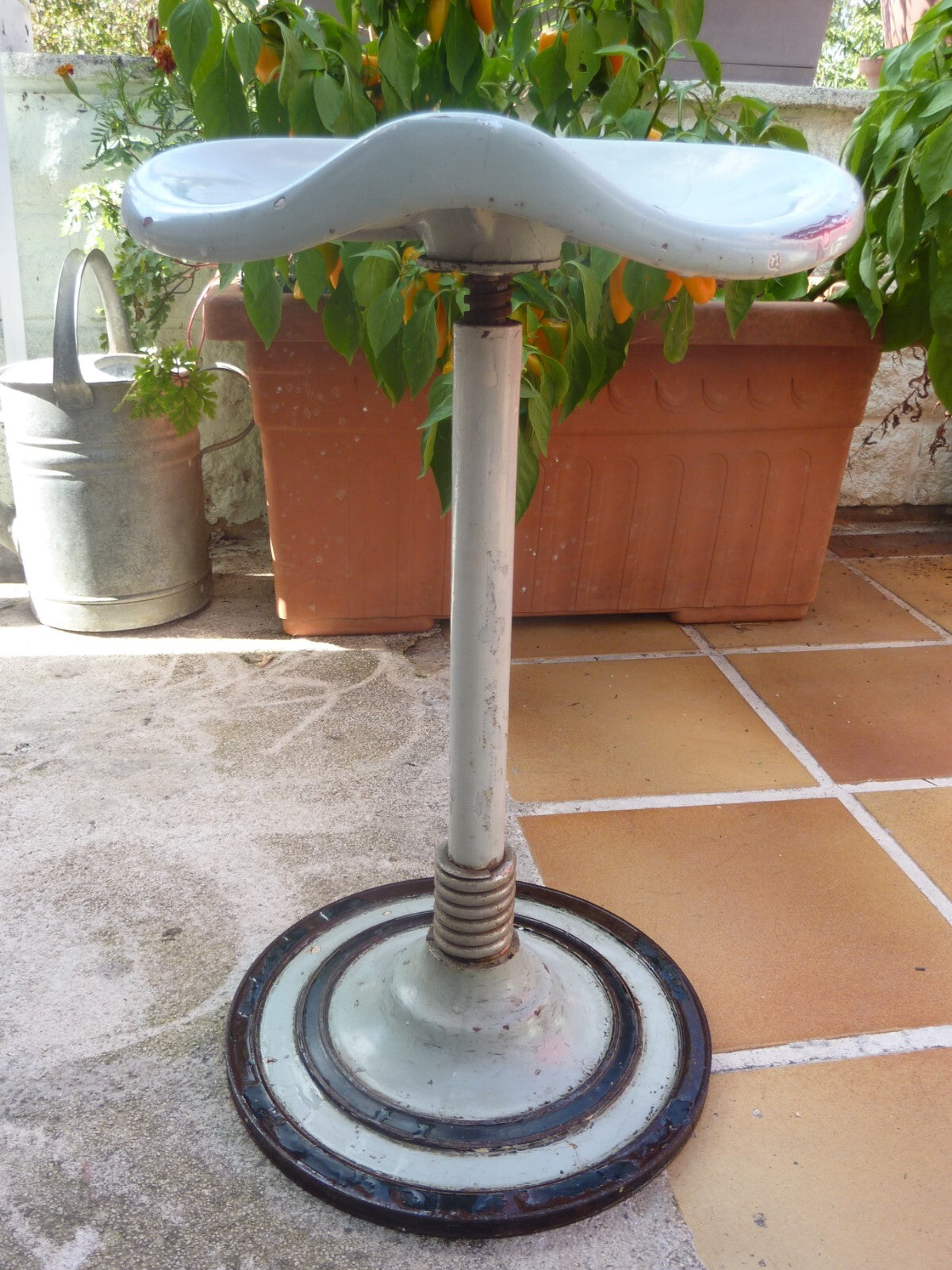 ancien tabouret médical industriel, siège sur ressort vintage style tracteur
