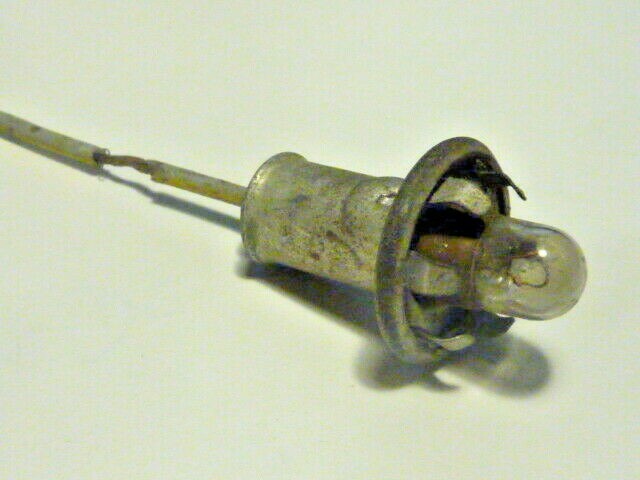 ancien patte support  porte ampoule  renault peugeot simca citroen ???