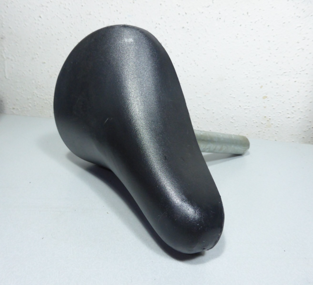 selle PIU petit vélo   tricycle  vélo enfant ancien vintage 1996 plastic