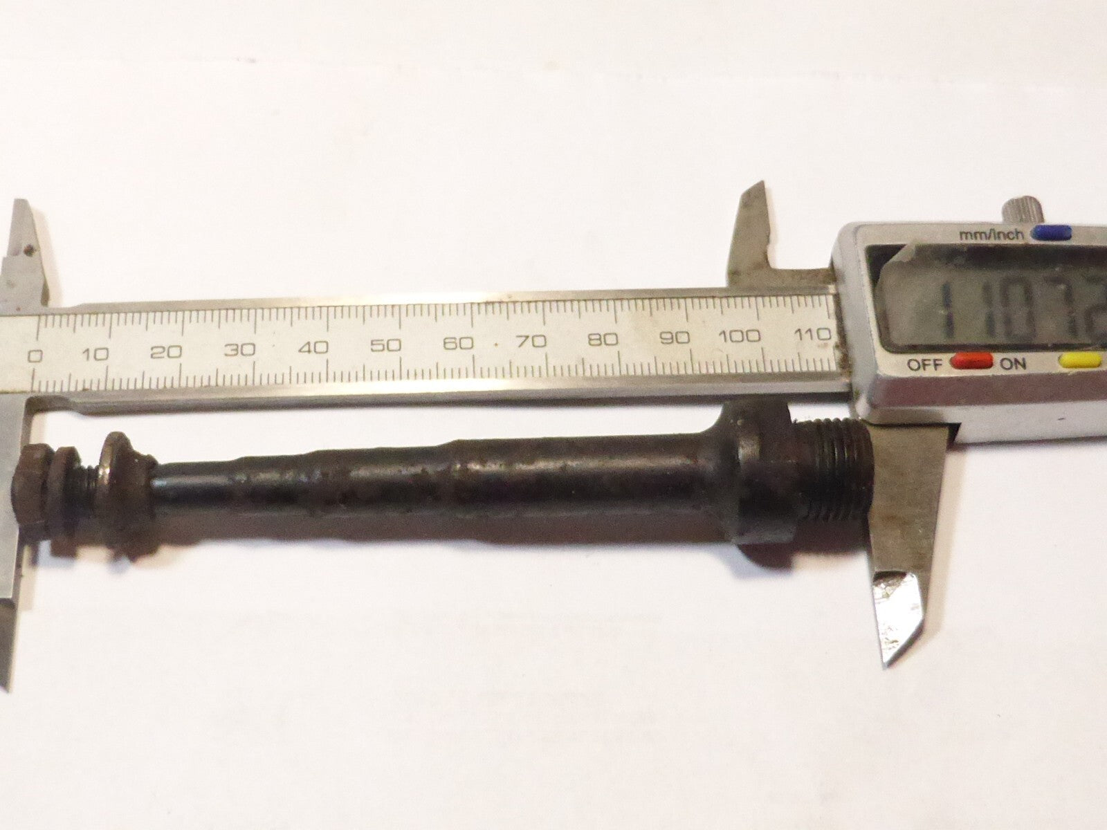 1 Axe pédale gauche Lyotard 110 mm ancien stock  velo cyclo solex