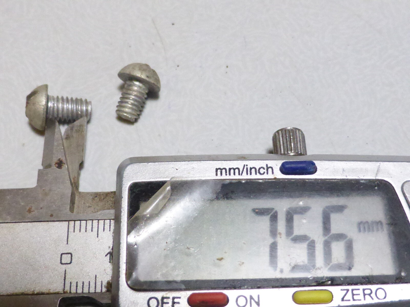2 mini vis tète ronde bombé  bolt screw acier  boulon vintage