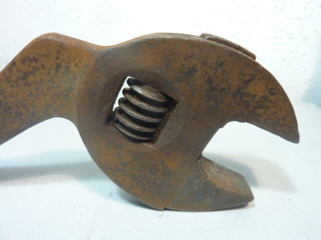 Outil ancien clé a molette coudée