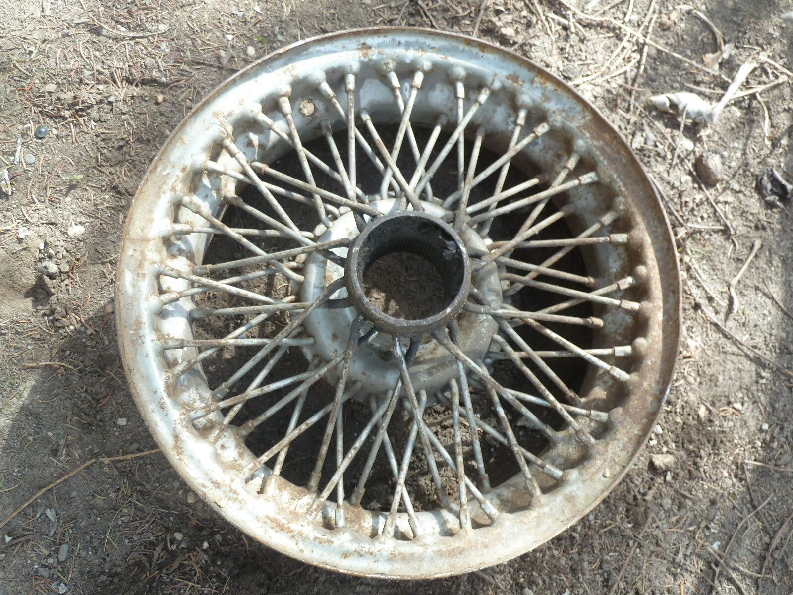ancienne jante a rayon triomphe oil pompe  essence garage déco bidon voiture