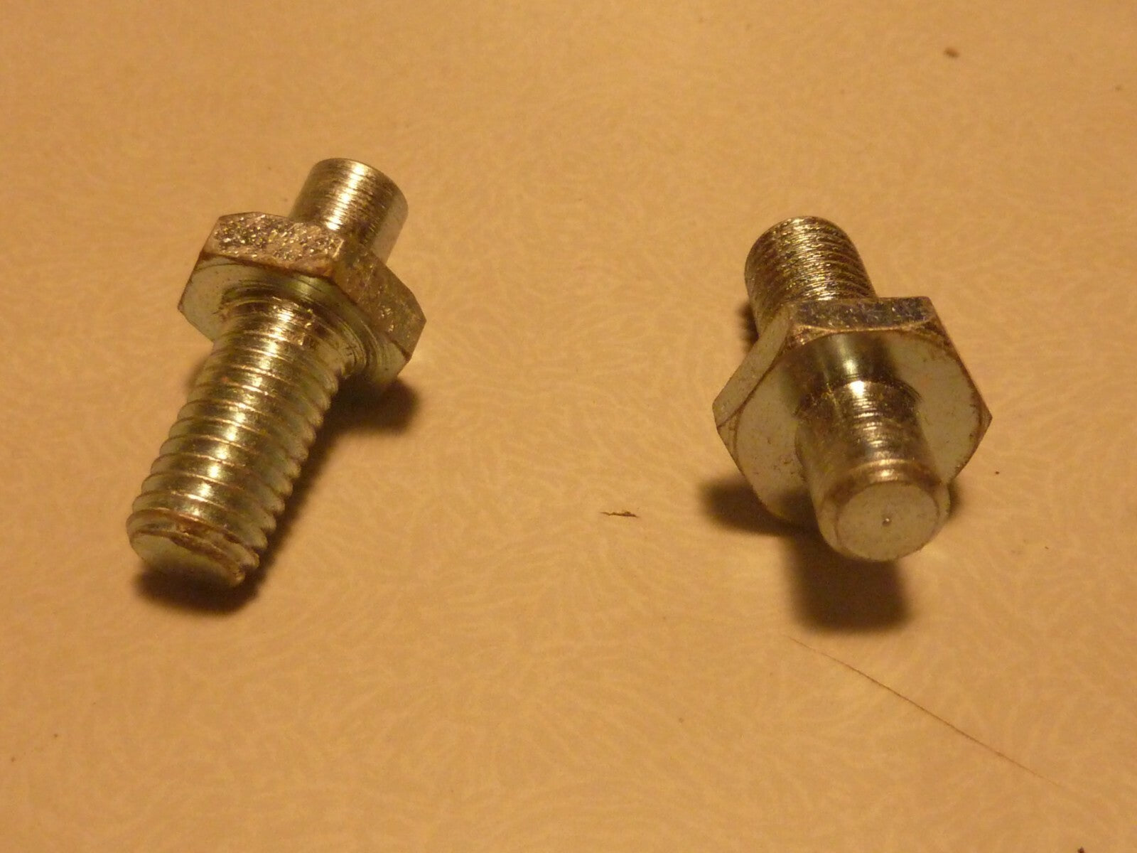 NOS Ancien vintage 2 vis butée frein tambour ?