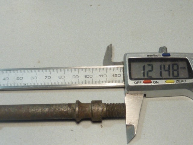 ancien Axe  longueur 121 mm diamètre 10mm  gorges