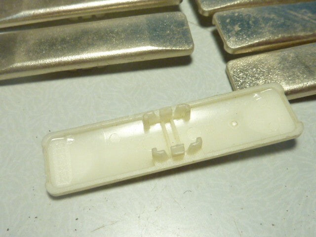 lot de 14 Cache en plastique pour charnière  clips