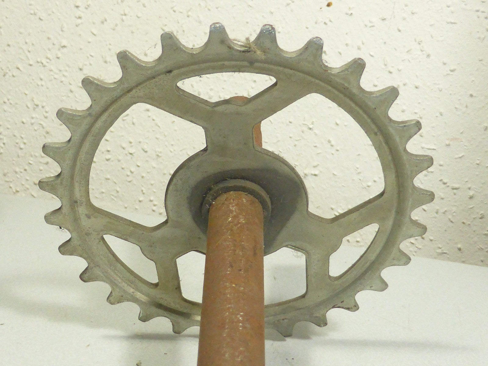 NOS Axe pédalier 28 dents 216 mm Motobécane neuf ancien stock Ø 16 mm