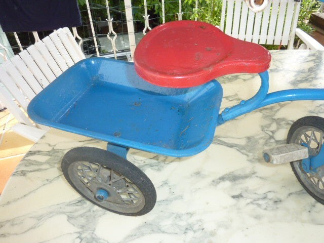 Tricycle ancien vintage joli pour déco.