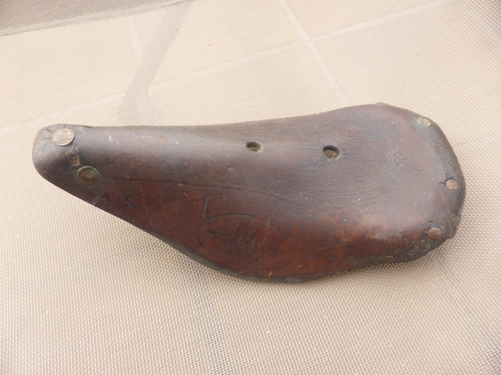 ancienne  selle de vélo en cuir - Marque Motobecane - vintage old bike