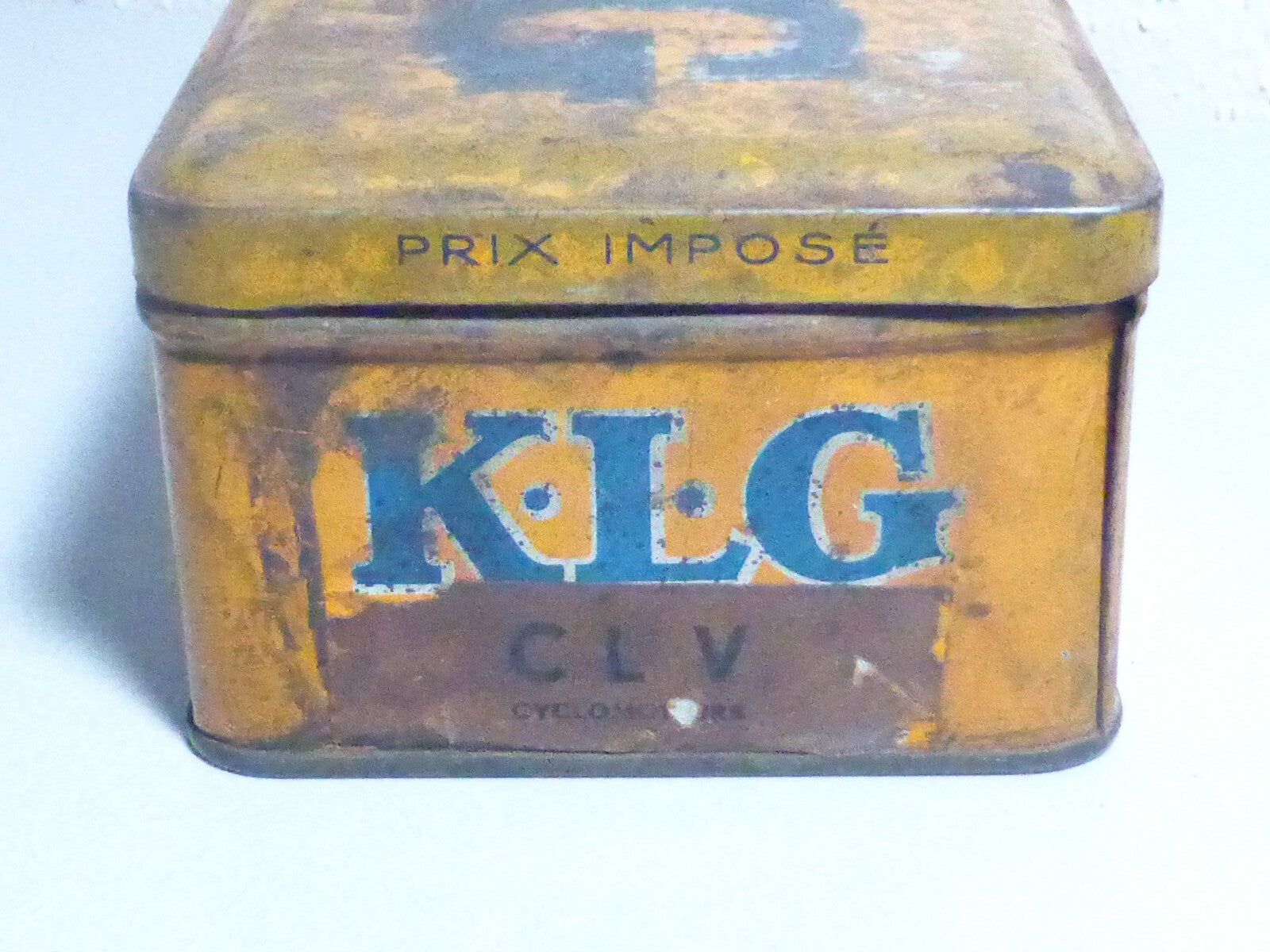 ANCIENNE BOITE TOLE PUBLICITAIRE KLG BOUGIES Mobylettes  AUTO GARAGE HUILE