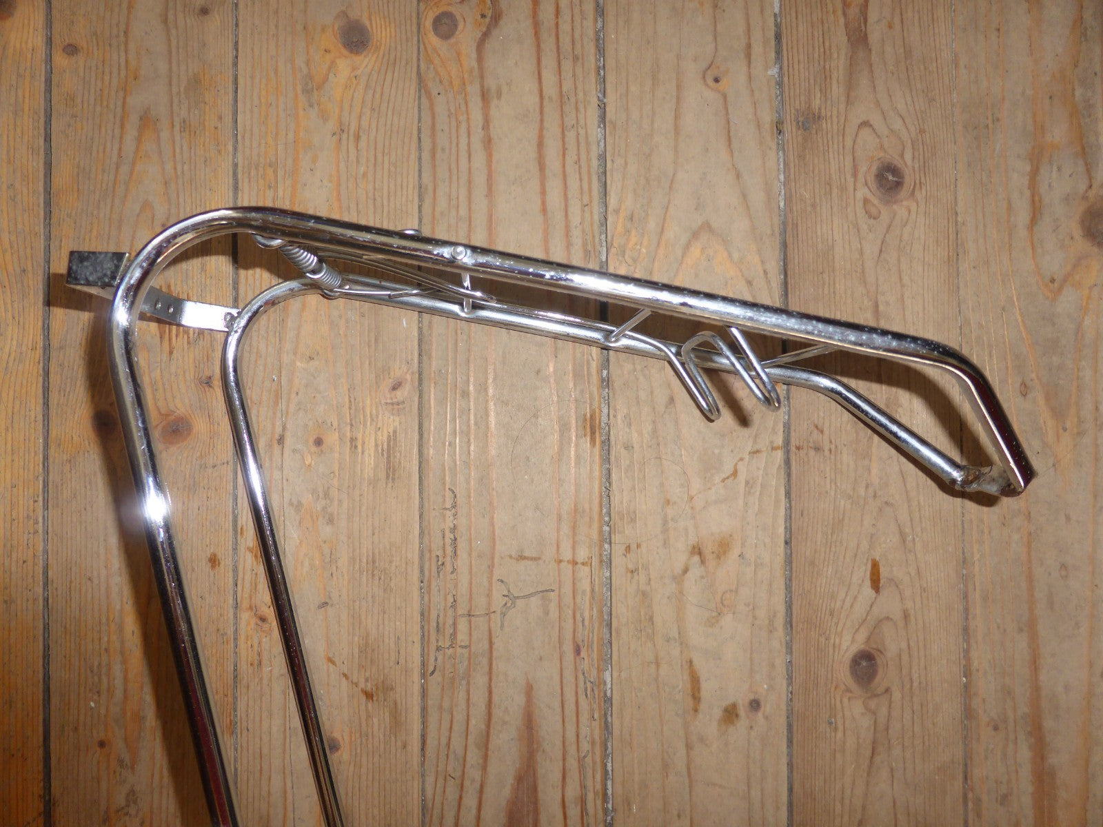 ✨NOS porte bagage arrière  a clapet acier velo Peugeot gitane roue 700 vintage ✨