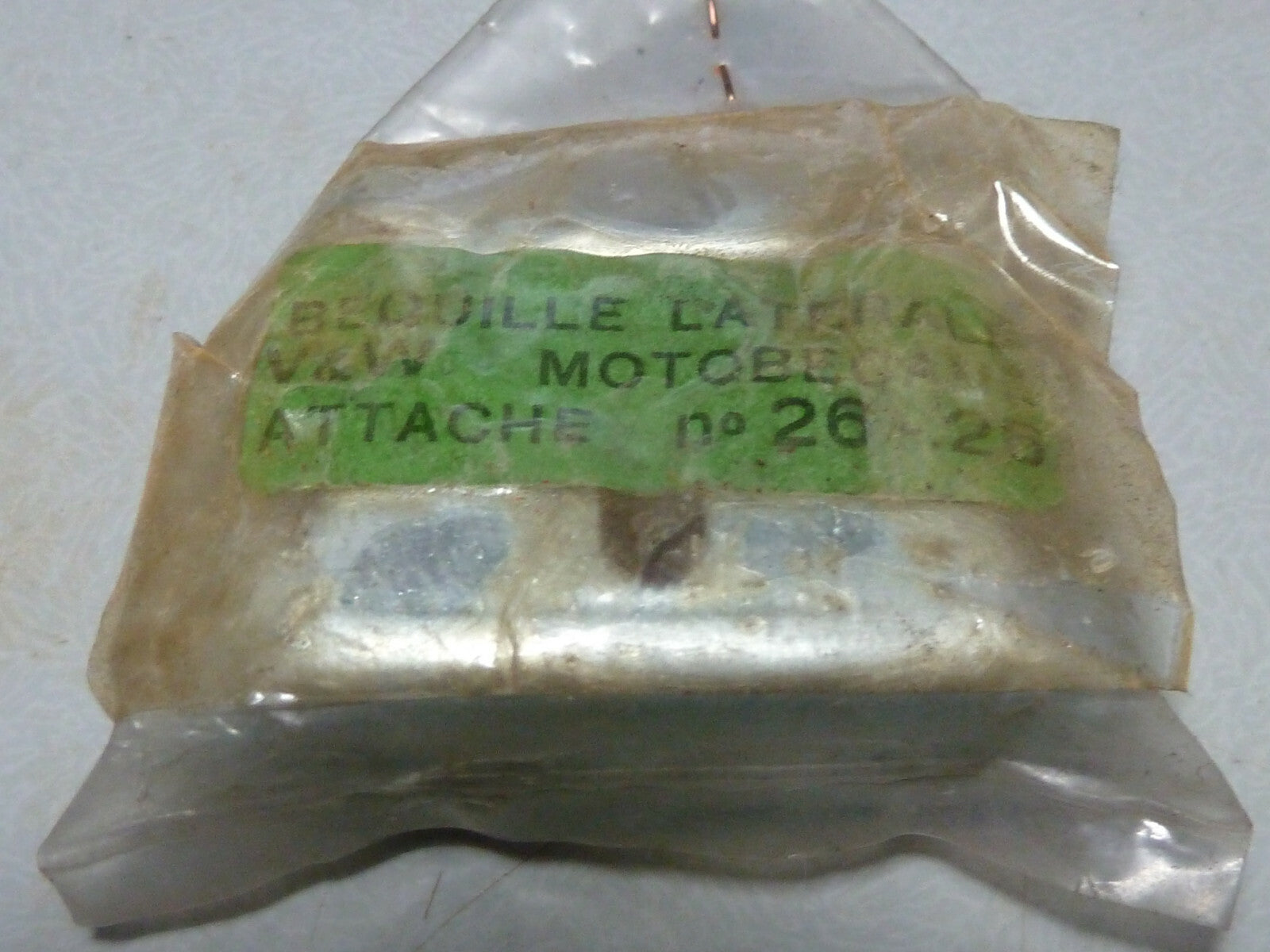 NOS neu attache béquille motobecane ancien stock
