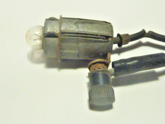 ancien patte support  porte ampoule  renault peugeot simca citroen ???