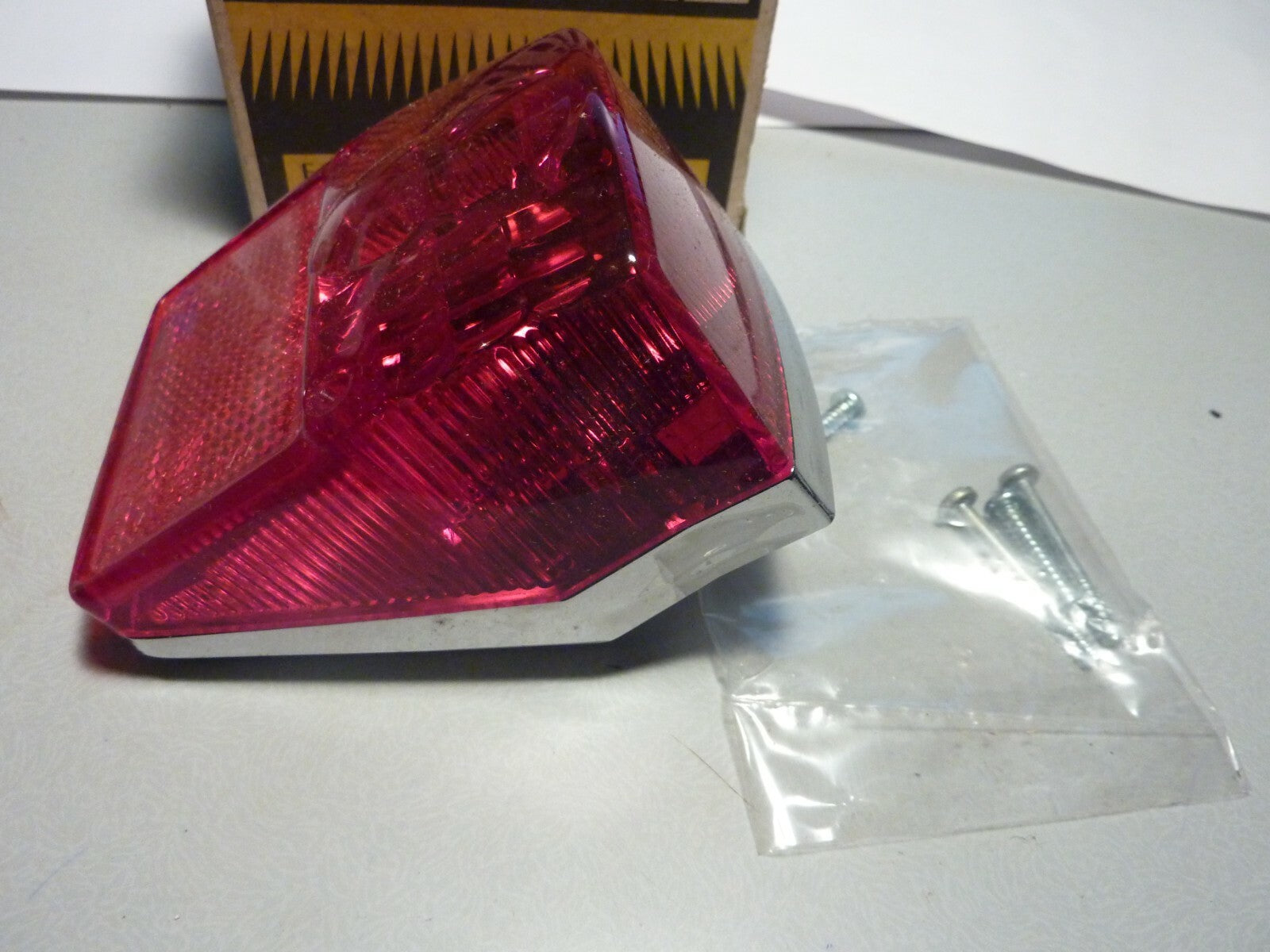 NOS seima 2063 FEU ARRIERE soubitez CYCLOMOTEUR PEUGEOT 104 NM.SCOPER V50