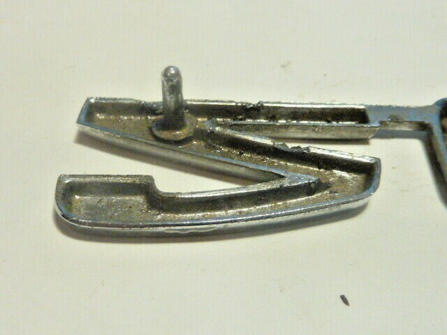 PEUGEOT 204 sigle embleme logo insigne monogramme hayon coffre en aluminium