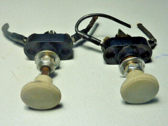 2 anciens boutons poussoir  VW  tacot voiture ancienne ??? a vérifiée