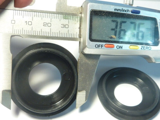 NOS 2 Bouchons cache bouchons cuvettes plastic  vintage NOS velo axe pedalier
