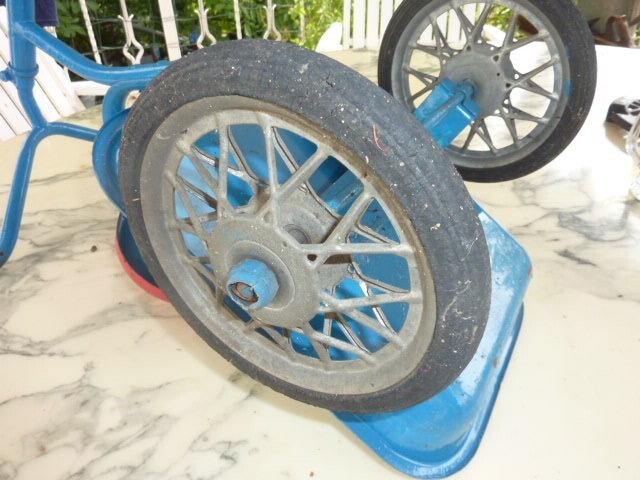 Tricycle ancien vintage joli pour déco.