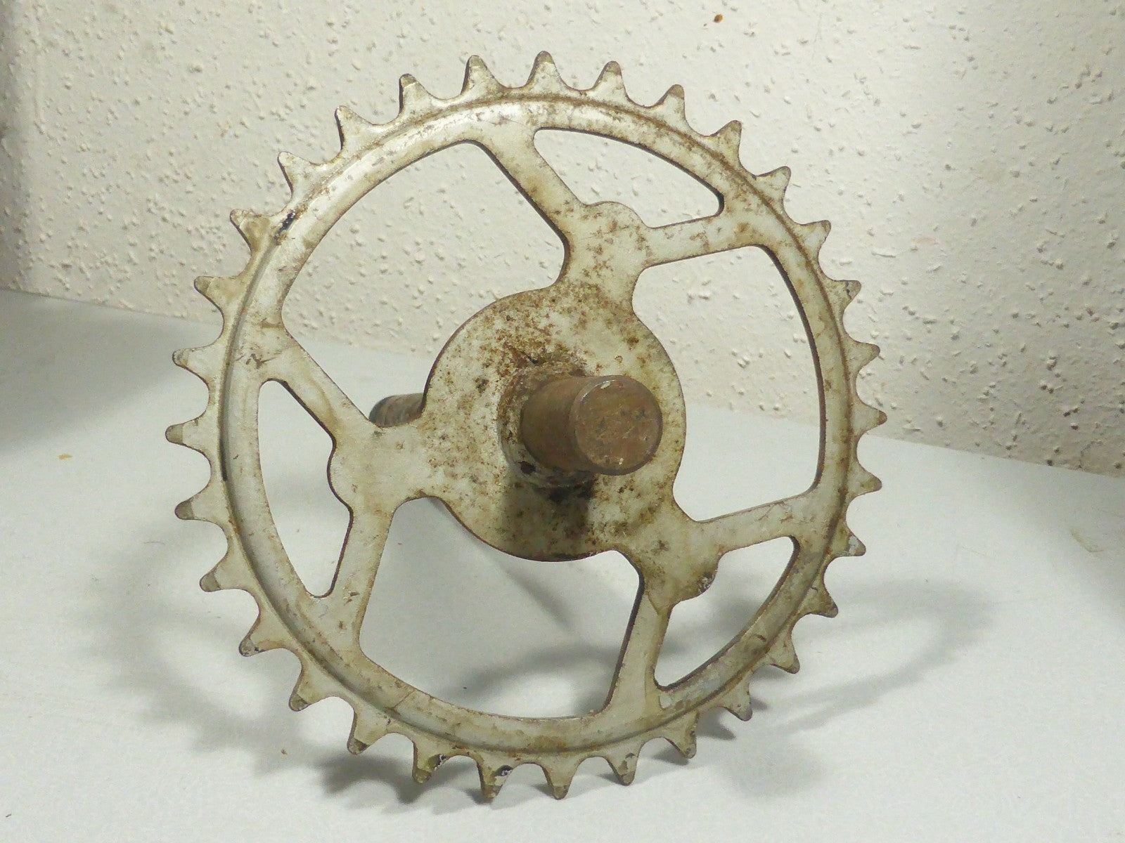 NOS Axe pédalier 32 dents 185 mm Motobécane neuf ancien stock Ø 16 mm mobylette