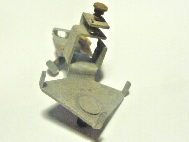 ancien patte support  porte ampoule  renault peugeot simca citroen ???