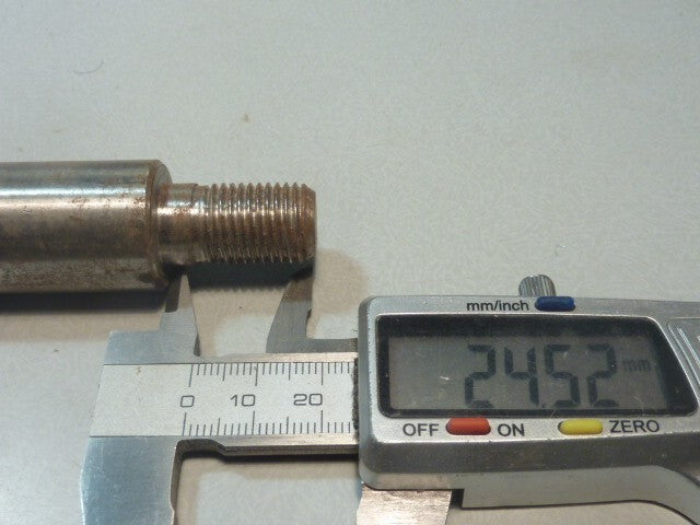 ancien Axe  longueur 155 mm diamètre 22 mm  gorges