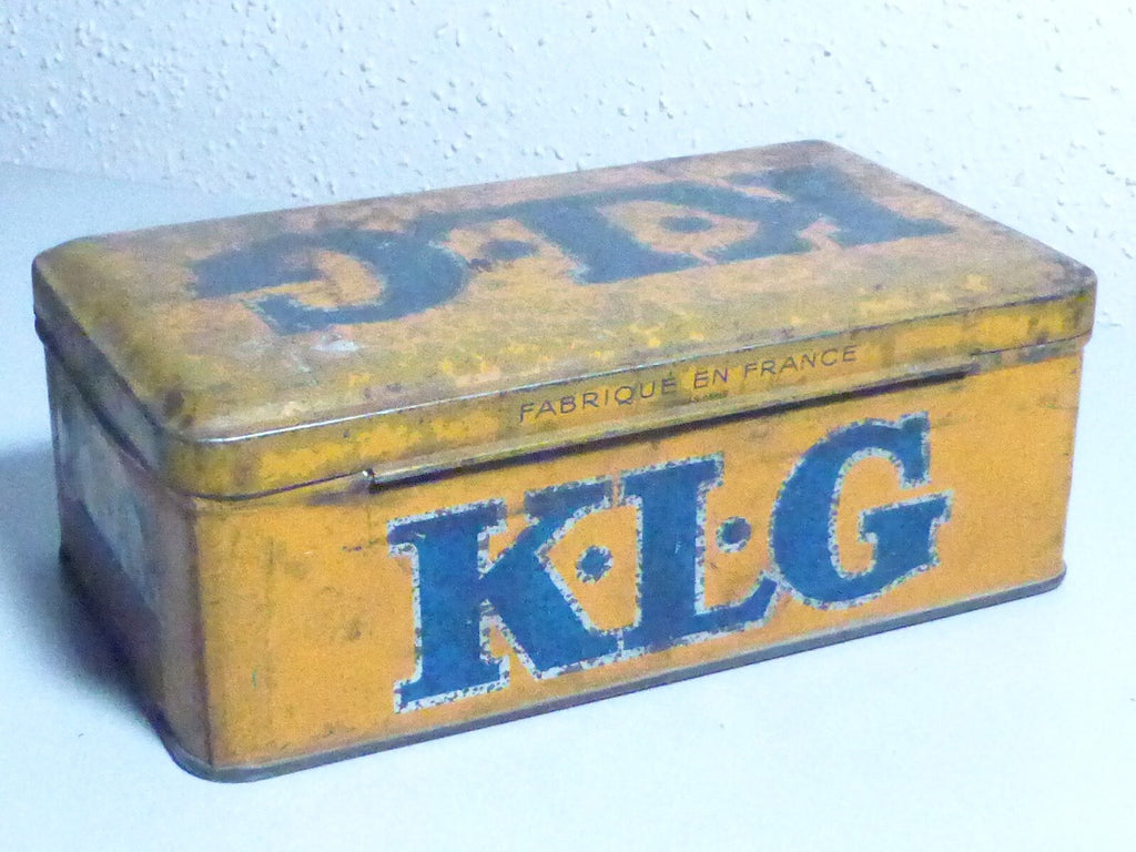 ANCIENNE BOITE TOLE PUBLICITAIRE KLG BOUGIES Mobylettes  AUTO GARAGE HUILE