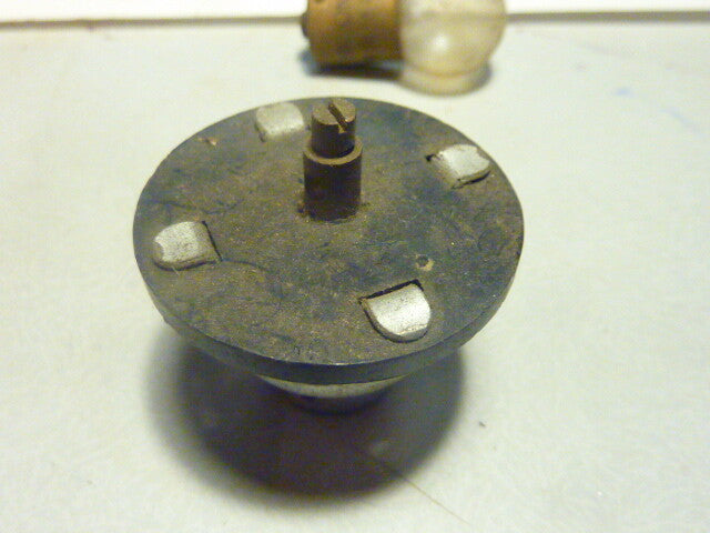 ancien porte ampoule  renault peugeot simca citroen ???