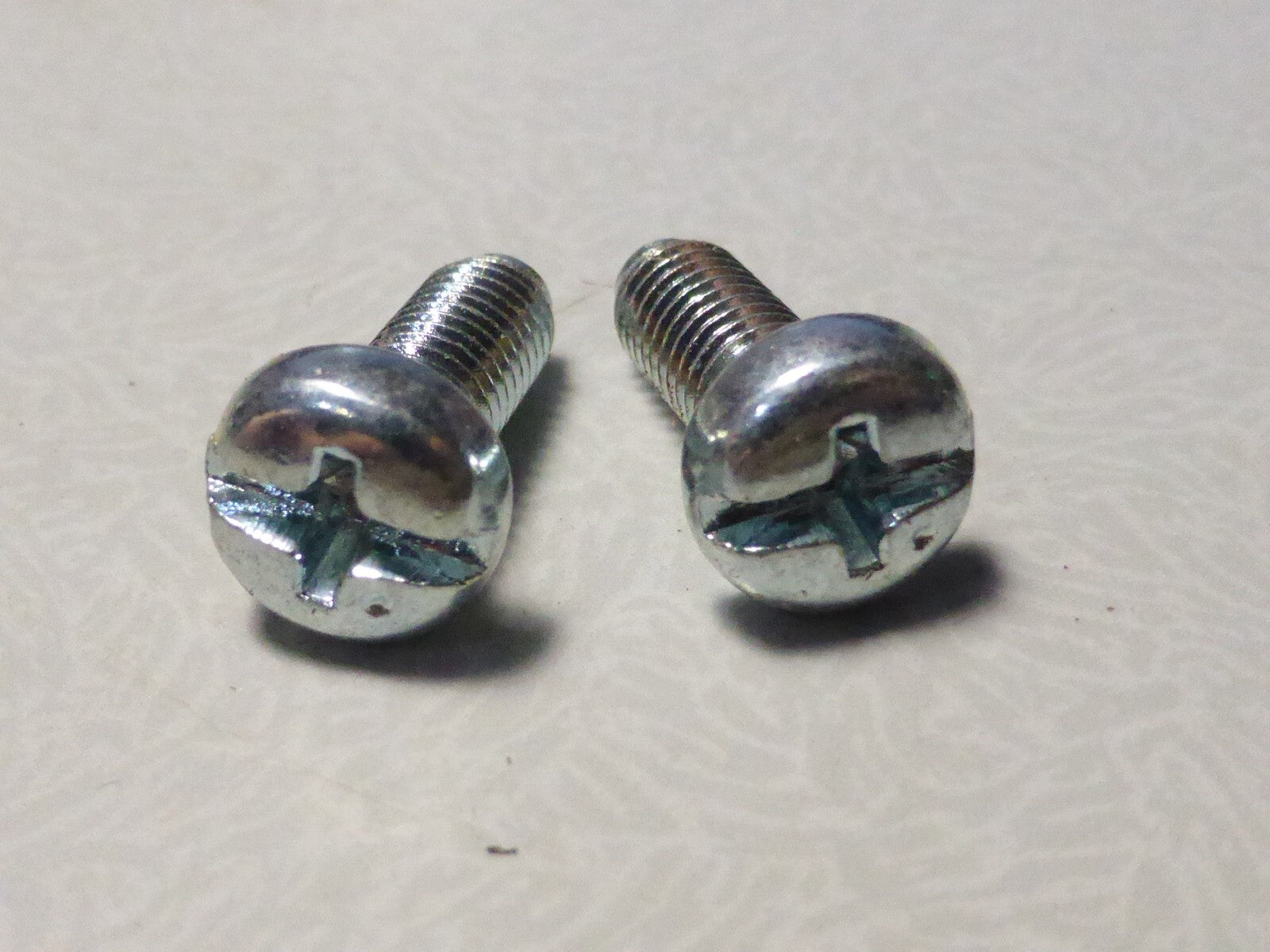 ✨ NOS / Neuf  2 Vis + Écrou hexagonal – Shimano – Vintage – New Old Stock (NOS)✨