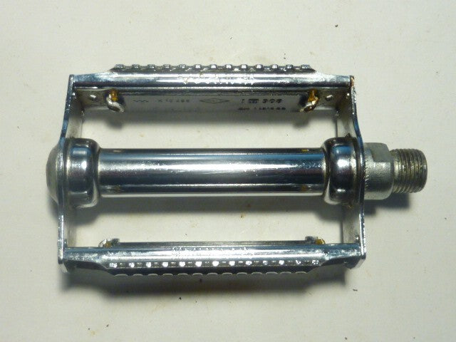 1 Vintage 80's K10496 Small Youth Chrome Steel Pedal 9/16" with Reflectors
