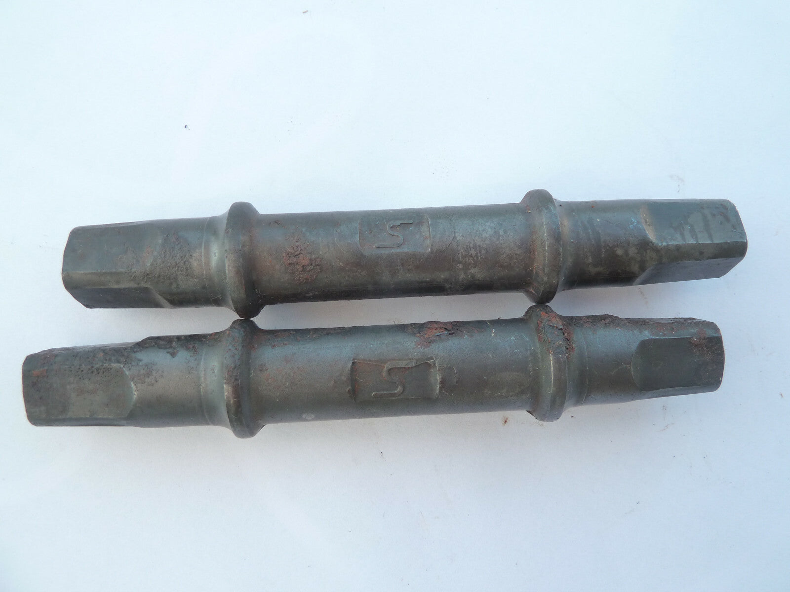 AXE PEDALIER STRONGLIGHT vintage bottom bracket axle 122 mm  eroica a tarauder