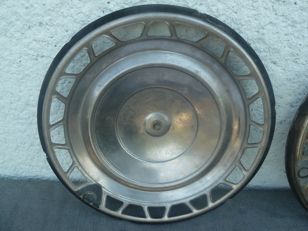 1 anciens vintage ENJOLIVEUR DE ROUE chromé 378 mm