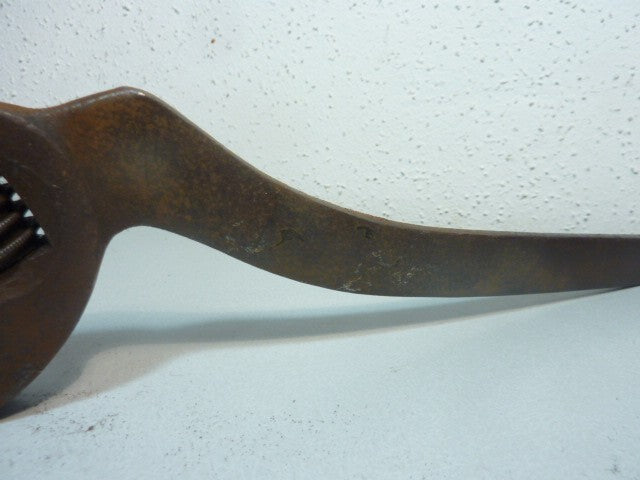 Outil ancien clé a molette coudée