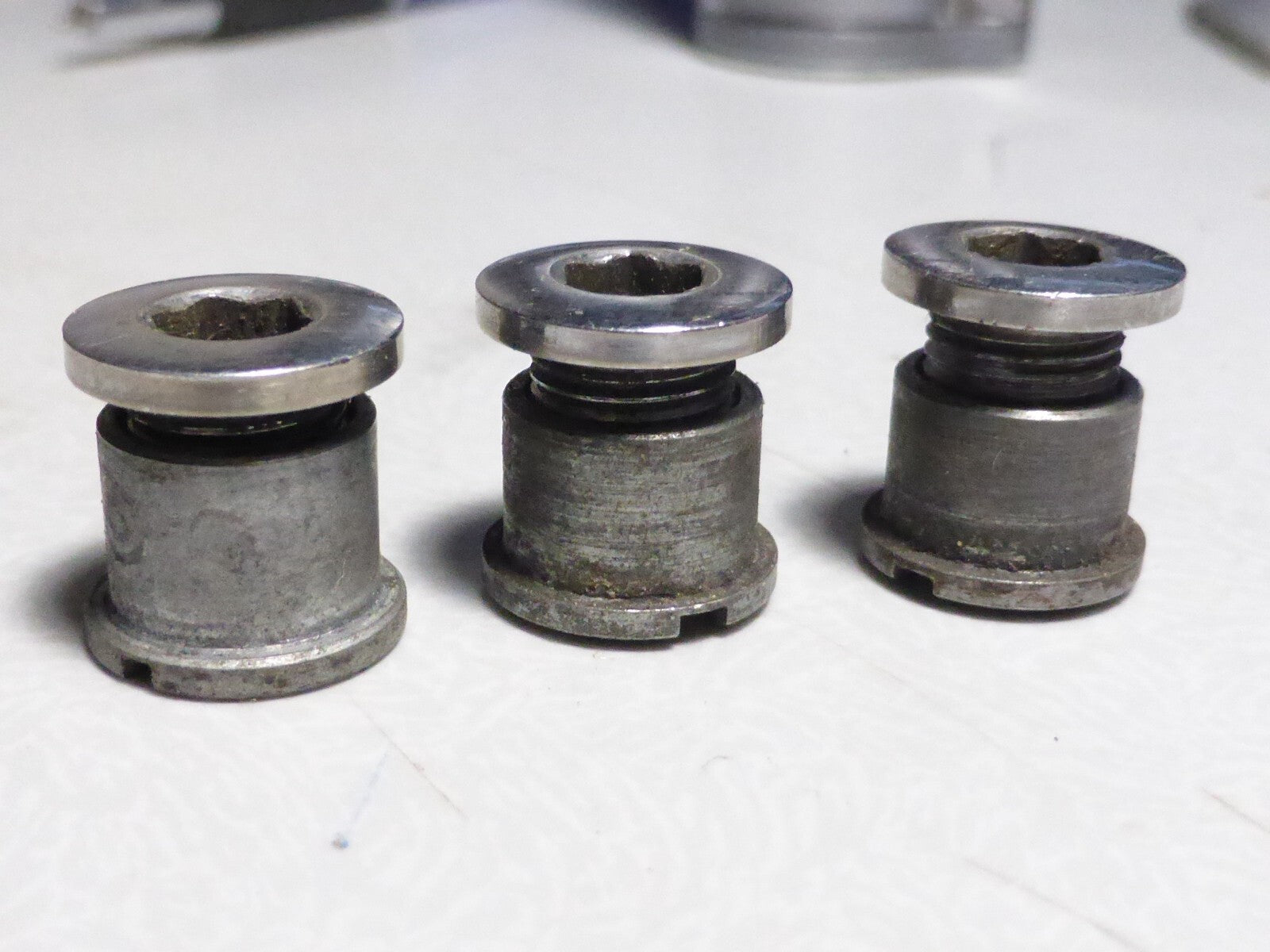 lot de 3 Vis  vélo pédalier chromé  motobecane peugeot vintage