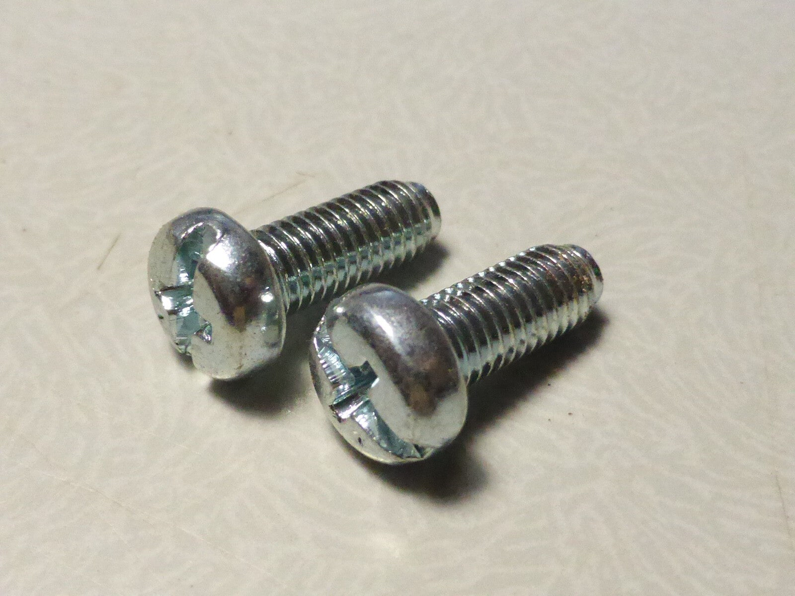 ✨ NOS / Neuf  2 Vis + Écrou hexagonal – Shimano – Vintage – New Old Stock (NOS)✨