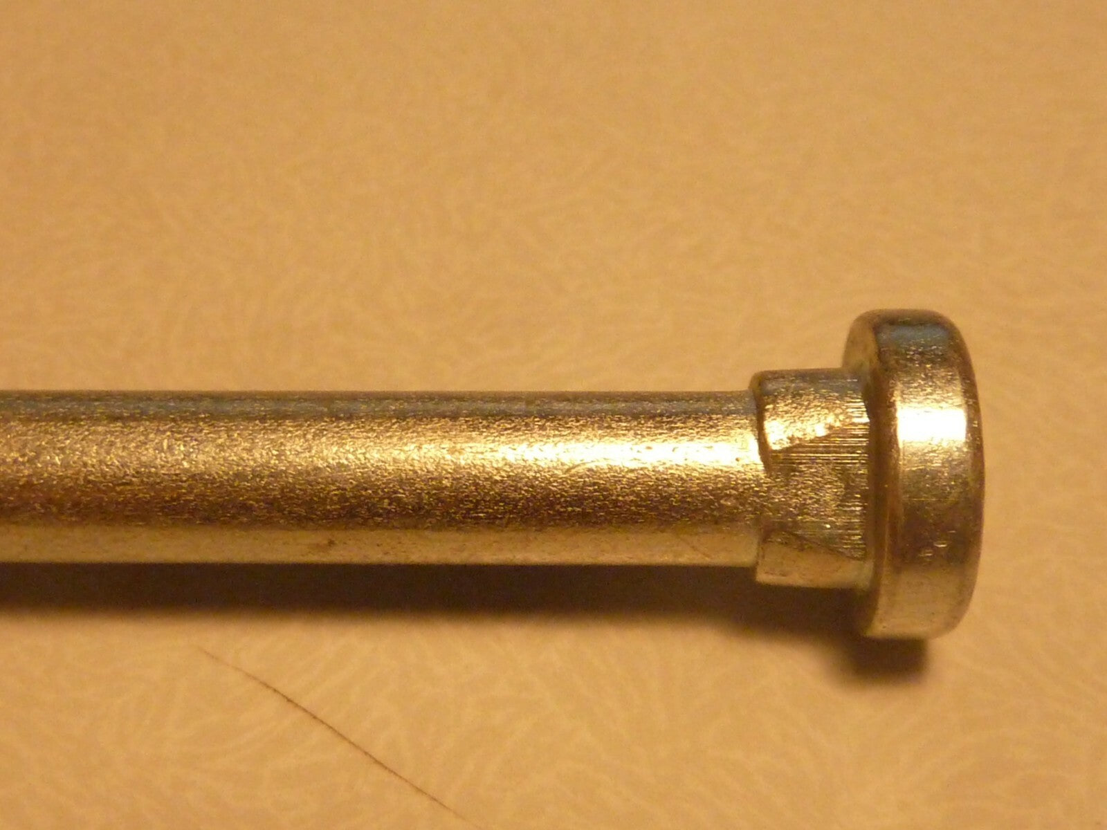 NOS Axe béquille 103 ou 102 vis M8-125 + écrou nylstop tete ronde avec 2 meplats