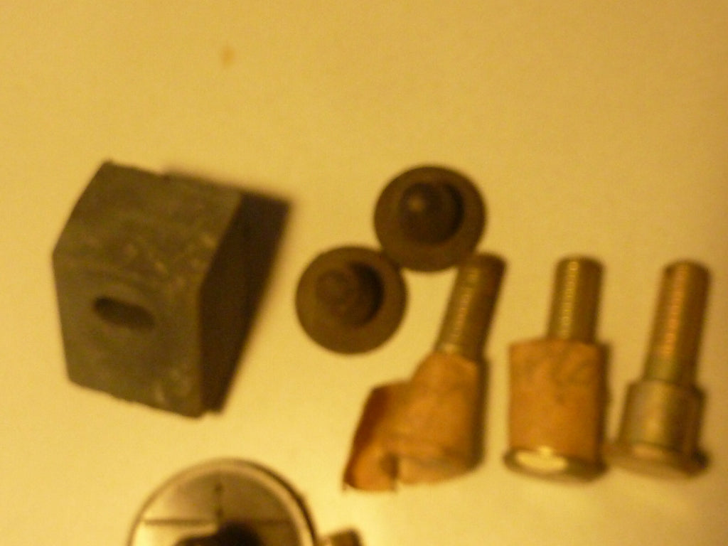 anciennes vis pieces Peugeot 504 404 205 a vérifier