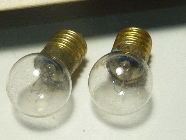 2 AMPOULES  vintage mazda  8V 0.25 feu arrière