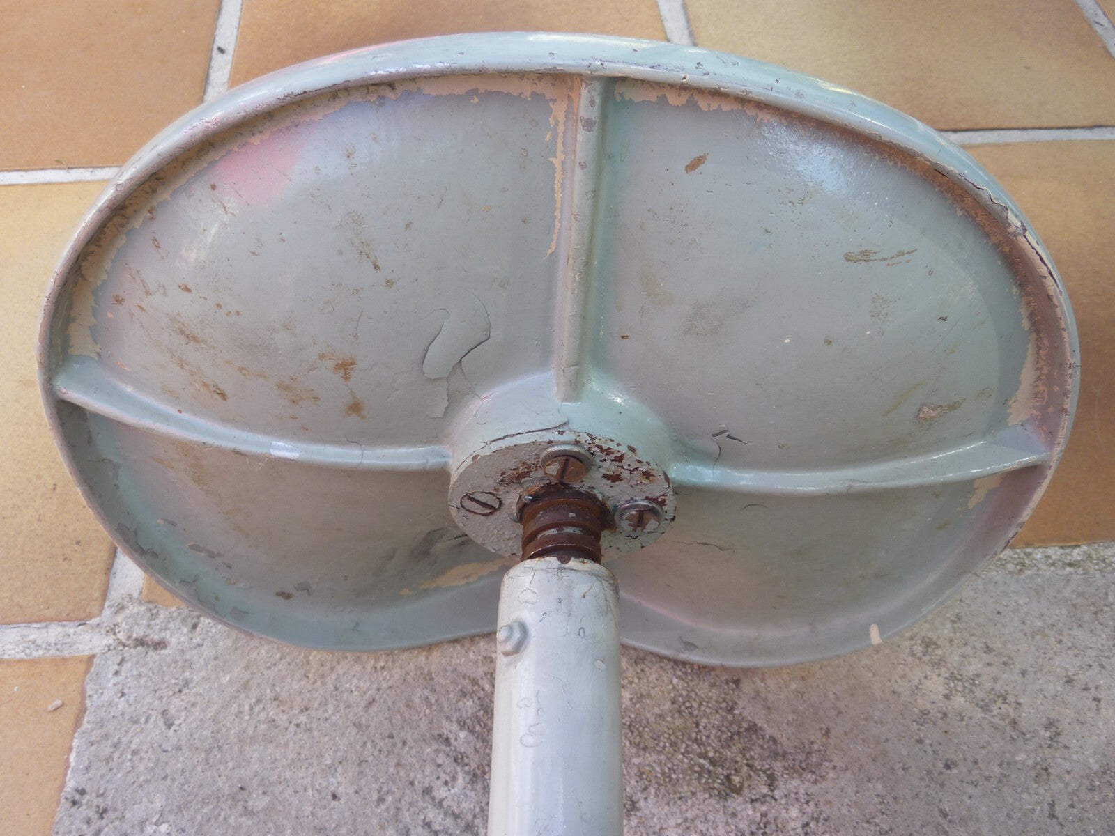 ancien tabouret médical industriel, siège sur ressort vintage style tracteur