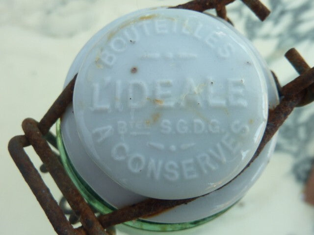 ANCIENNE BOUTEILLE EN VERRE PUBLICITAIRE - BOUCHON EN PORCELAINE - L'IDÉALE