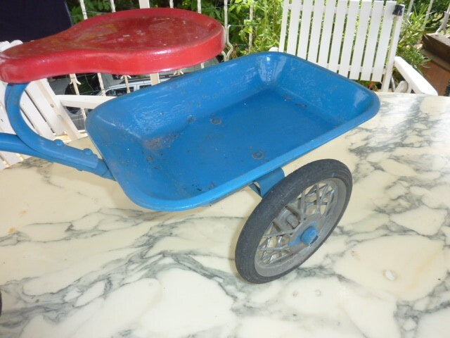 Tricycle ancien vintage joli pour déco.