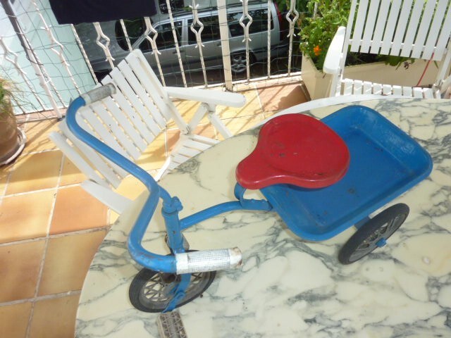 Tricycle ancien vintage joli pour déco.