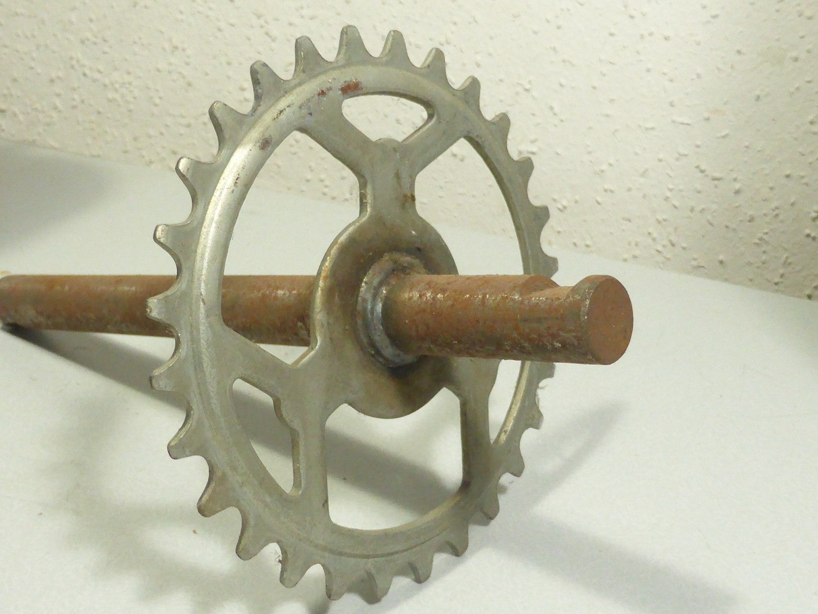 NOS Axe pédalier 28 dents 216 mm Motobécane neuf ancien stock Ø 16 mm