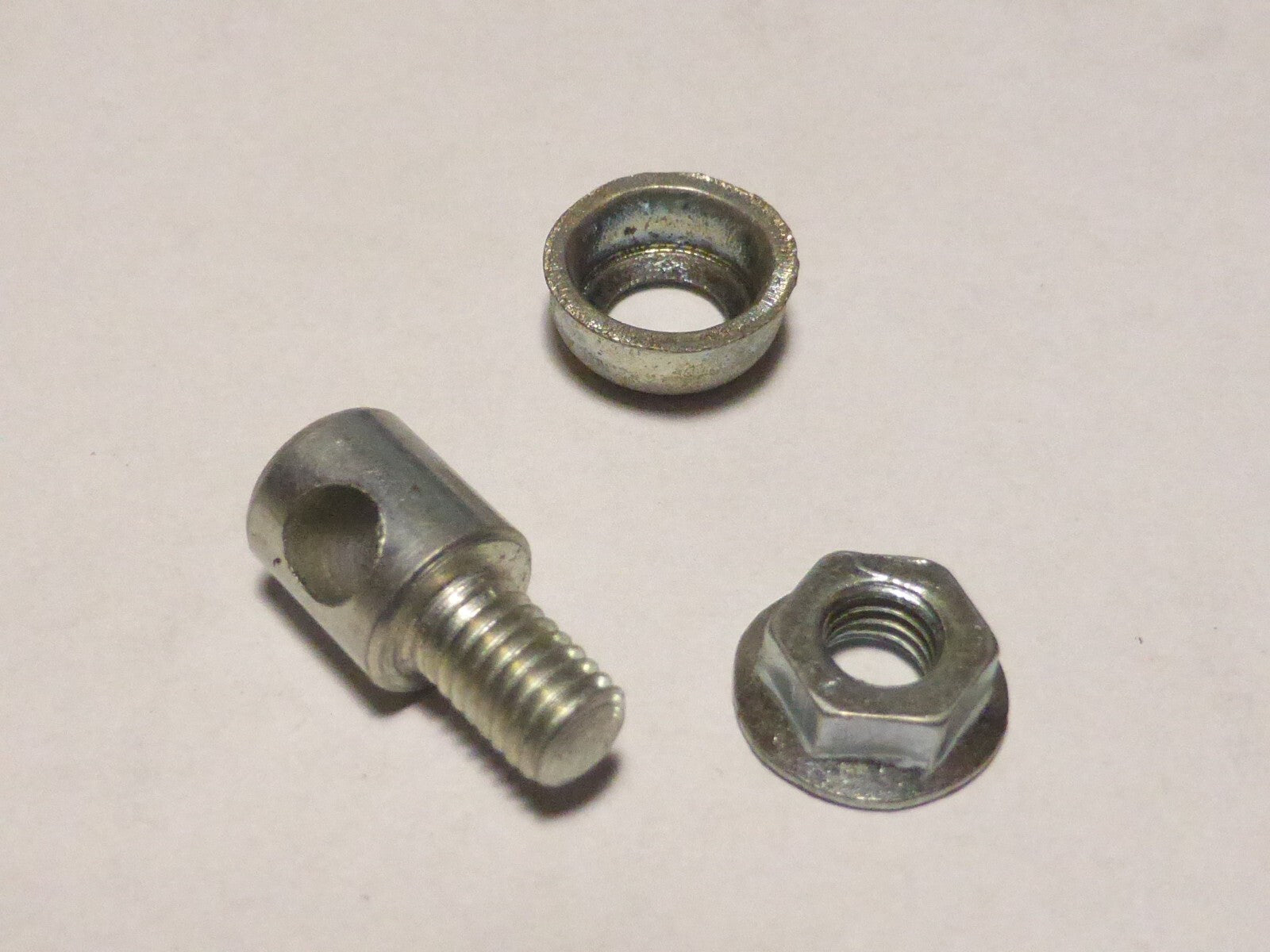 2 anciennes SERRE TRINGLE  L 17,4 X 8 X D 4 mm POUR TRINGLE DE 4 mm VINTAGE